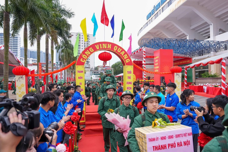 Hình ảnh đẹp về thanh niên Hà Nội lên đường nhập ngũ - Ảnh 4.