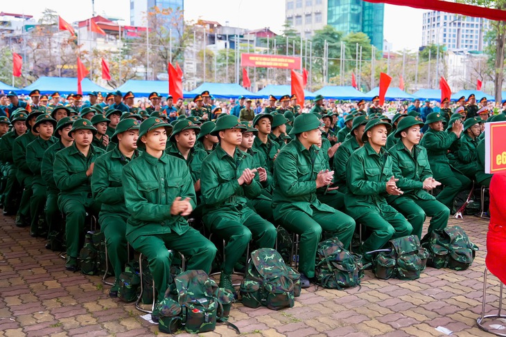 Hình ảnh đẹp về thanh niên Hà Nội lên đường nhập ngũ - Ảnh 2.