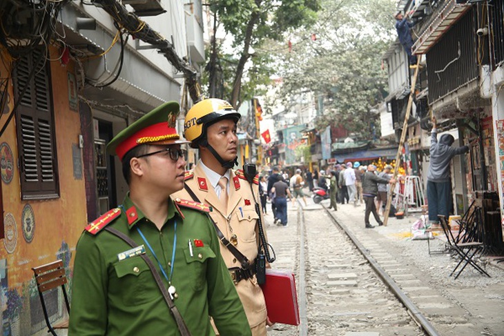 Ra quân xử lý ‘phố cà phê đường tàu’, nhiều hộ kinh doanh tự giác tháo dỡ- Ảnh 7. Ra quân xử lý ‘phố cà phê đường tàu’, nhiều hộ kinh doanh tự giác tháo dỡ- Ảnh 7.