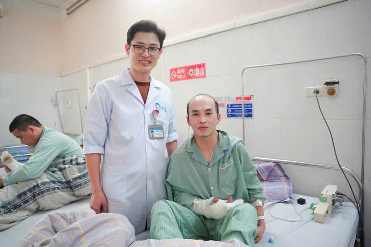 Vi phẫu tái lập tuần hoàn bàn tay gần đứt rời do tai nạn lao động- Ảnh 2. Vi phẫu tái lập tuần hoàn bàn tay gần đứt rời do tai nạn lao động- Ảnh 2.