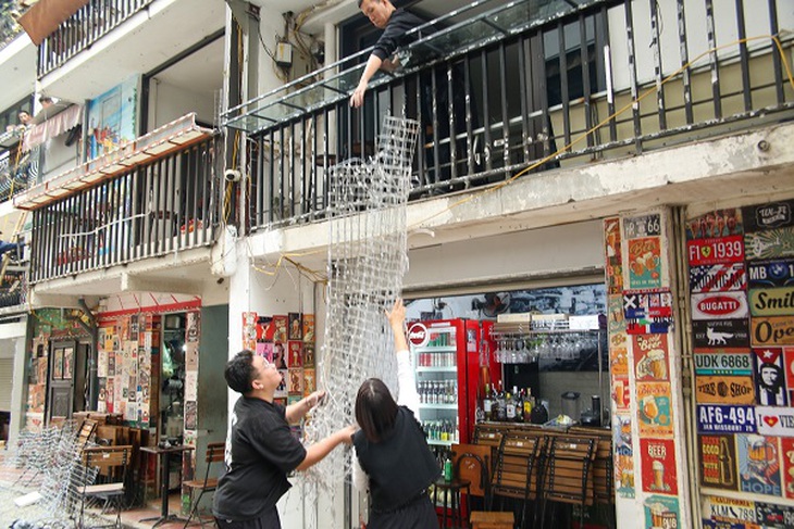 Ra quân xử lý ‘phố cà phê đường tàu’, nhiều hộ kinh doanh tự giác tháo dỡ- Ảnh 3. Ra quân xử lý ‘phố cà phê đường tàu’, nhiều hộ kinh doanh tự giác tháo dỡ- Ảnh 3.