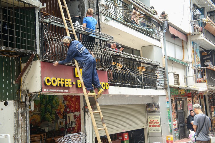 Ra quân xử lý ‘phố cà phê đường tàu’, nhiều hộ kinh doanh tự giác tháo dỡ- Ảnh 4. Ra quân xử lý ‘phố cà phê đường tàu’, nhiều hộ kinh doanh tự giác tháo dỡ- Ảnh 4.