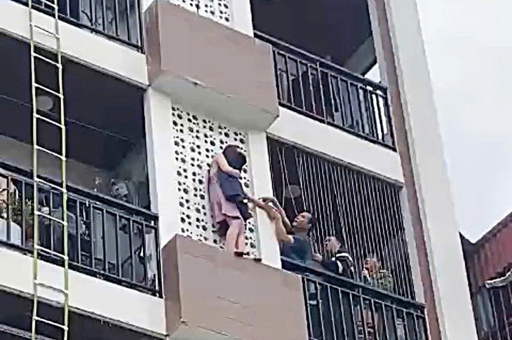 Kịp thời giải cứu cô gái trèo ra ngoài nhà cao tầng ở Tây Hồ- Ảnh 2. Kịp thời giải cứu cô gái trèo ra ngoài nhà cao tầng ở Tây Hồ- Ảnh 2.