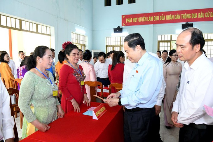 Chủ tịch Quốc hội tin tưởng cuộc bầu cử tại Đồng Nai sẽ
diễn ra dân chủ, đúng pháp luật, thành công tốt đẹp- Ảnh 2. Chủ tịch Quốc hội tin tưởng cuộc bầu cử tại Đồng Nai sẽ
diễn ra dân chủ, đúng pháp luật, thành công tốt đẹp- Ảnh 2.