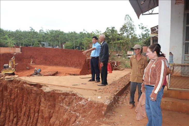 Đồng Nai dừng thi công đoạn đường khiến nhà dân chênh vênh mép vực- Ảnh 2.