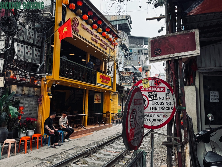 Hiện trạng 'phố cà phê đường tàu' Hoàn Kiếm sau yêu cầu tháo dỡ vi phạm- Ảnh 2. Hiện trạng 'phố cà phê đường tàu' Hoàn Kiếm sau yêu cầu tháo dỡ vi phạm- Ảnh 2.