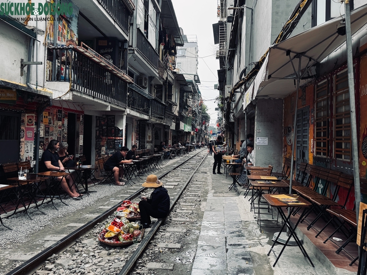Hiện trạng 'phố cà phê đường tàu' Hoàn Kiếm sau yêu cầu tháo dỡ vi phạm- Ảnh 3. Hiện trạng 'phố cà phê đường tàu' Hoàn Kiếm sau yêu cầu tháo dỡ vi phạm- Ảnh 3.