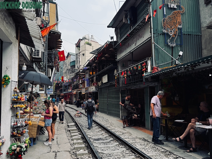 Hiện trạng 'phố cà phê đường tàu' Hoàn Kiếm sau yêu cầu tháo dỡ vi phạm- Ảnh 4. Hiện trạng 'phố cà phê đường tàu' Hoàn Kiếm sau yêu cầu tháo dỡ vi phạm- Ảnh 4.