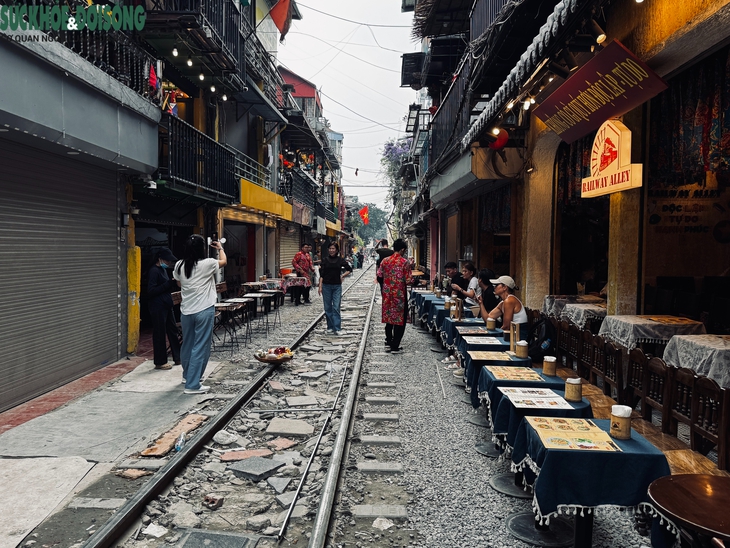 Hiện trạng 'phố cà phê đường tàu' Hoàn Kiếm sau yêu cầu tháo dỡ vi phạm- Ảnh 5. Hiện trạng 'phố cà phê đường tàu' Hoàn Kiếm sau yêu cầu tháo dỡ vi phạm- Ảnh 5.
