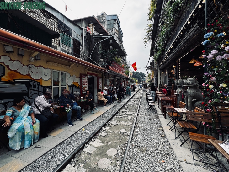 Hiện trạng 'phố cà phê đường tàu' Hoàn Kiếm sau yêu cầu tháo dỡ vi phạm- Ảnh 7. Hiện trạng 'phố cà phê đường tàu' Hoàn Kiếm sau yêu cầu tháo dỡ vi phạm- Ảnh 7.