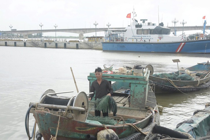 Người đàn ông hơn 10 năm 'trốn vợ' đi cứu người giữa những cơn sóng dữ- Ảnh 1.