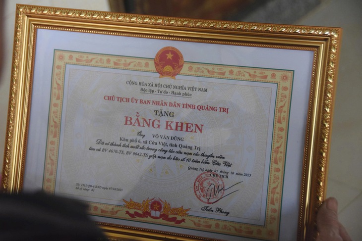 Người đàn ông hơn 10 năm 'trốn vợ' đi cứu người giữa những cơn sóng dữ- Ảnh 6.