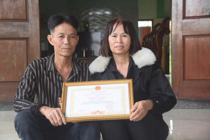 Người đàn ông hơn 10 năm 'trốn vợ' đi cứu người giữa những cơn sóng dữ- Ảnh 3.