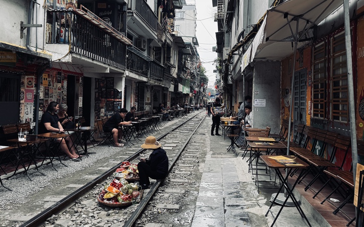 Hai 'phố đường tàu' tại Hà Nội: Nơi rào chắn, chỗ lại 'mở tự do'- Ảnh 1.