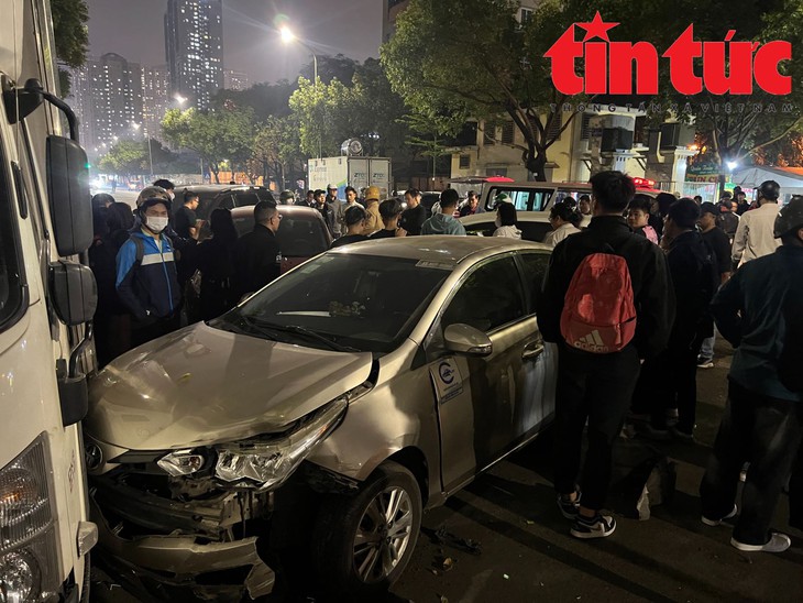 Tai nạn liên hoàn trên phố Nguyễn Chánh, có người bị thương nặng- Ảnh 2. Tai nạn liên hoàn trên phố Nguyễn Chánh, có người bị thương nặng- Ảnh 2.