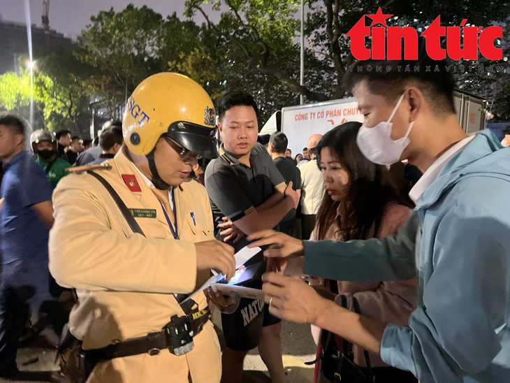 Tai nạn liên hoàn trên phố Nguyễn Chánh, có người bị thương nặng- Ảnh 7. Tai nạn liên hoàn trên phố Nguyễn Chánh, có người bị thương nặng- Ảnh 7.