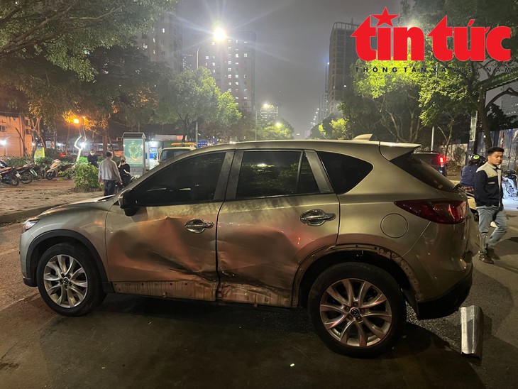 Tai nạn liên hoàn trên phố Nguyễn Chánh, có người bị thương nặng- Ảnh 3. Tai nạn liên hoàn trên phố Nguyễn Chánh, có người bị thương nặng- Ảnh 3.