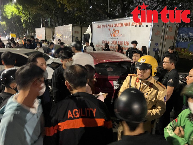 Tai nạn liên hoàn trên phố Nguyễn Chánh, có người bị thương nặng- Ảnh 8. Tai nạn liên hoàn trên phố Nguyễn Chánh, có người bị thương nặng- Ảnh 8.