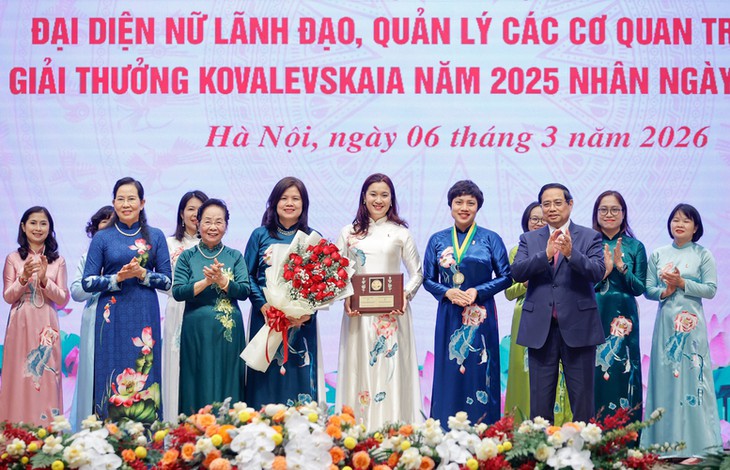 Thủ tướng: Phụ nữ không chỉ giữ lửa gia đình mà còn mở 'chìa khóa' phát triển của quốc gia, dân tộc- Ảnh 3.