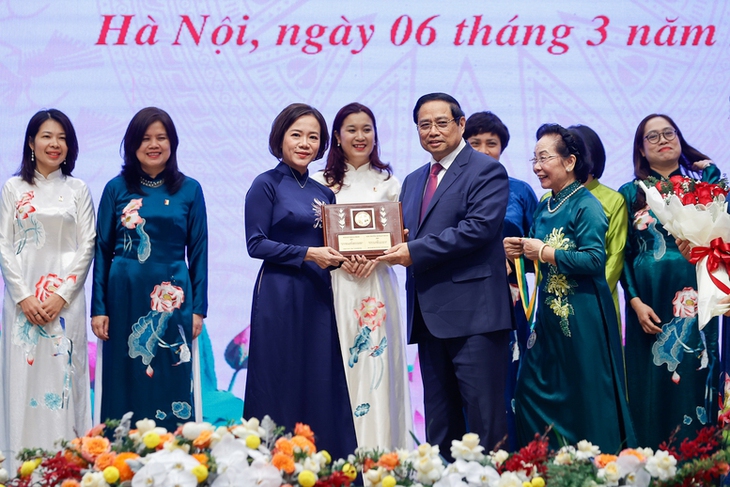 Thủ tướng: Phụ nữ không chỉ giữ lửa gia đình mà còn mở 'chìa khóa' phát triển của quốc gia, dân tộc- Ảnh 2.