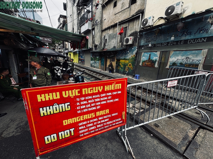 Hai 'phố đường tàu' tại Hà Nội: Nơi rào chắn, chỗ lại 'mở tự do'- Ảnh 2.