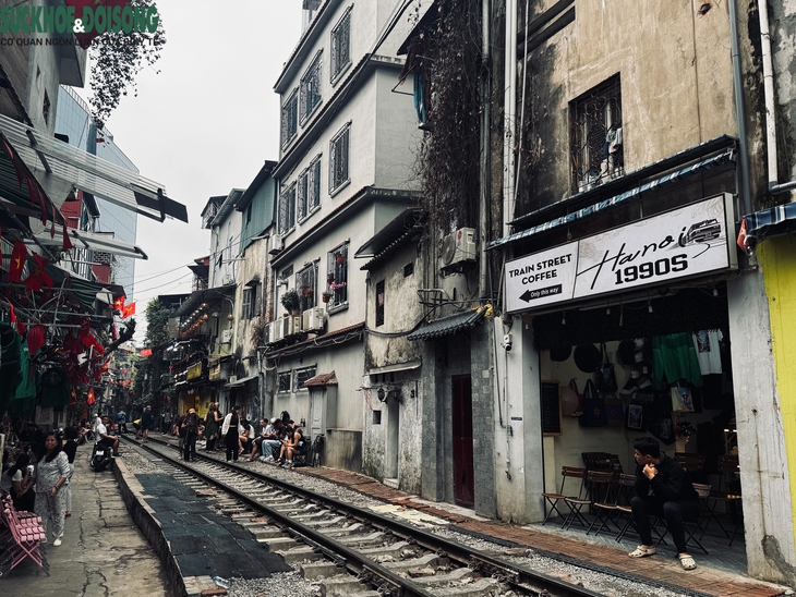 Hai 'phố đường tàu' tại Hà Nội: Nơi rào chắn, chỗ lại 'mở tự do'- Ảnh 3.
