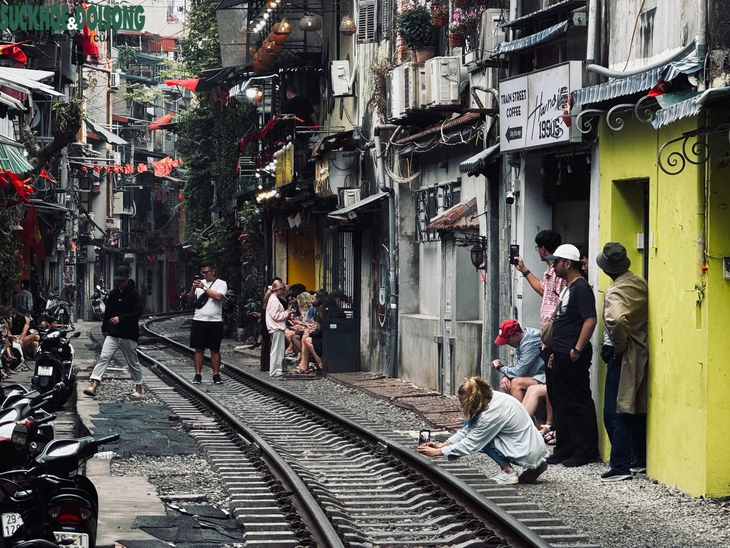 Hai 'phố đường tàu' tại Hà Nội: Nơi rào chắn, chỗ lại 'mở tự do'- Ảnh 4.