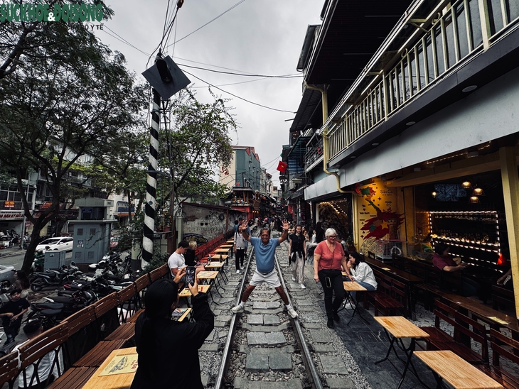 Hai 'phố đường tàu' tại Hà Nội: Nơi rào chắn, chỗ lại 'mở tự do'- Ảnh 5.