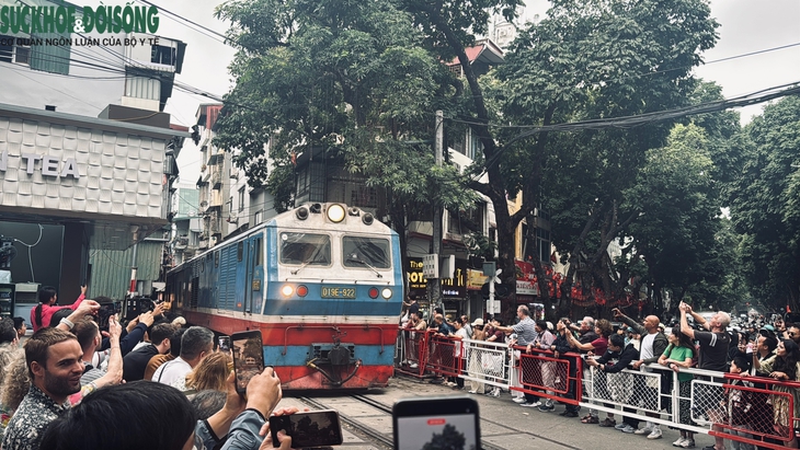 Hai 'phố đường tàu' tại Hà Nội: Nơi rào chắn, chỗ lại 'mở tự do'- Ảnh 8.