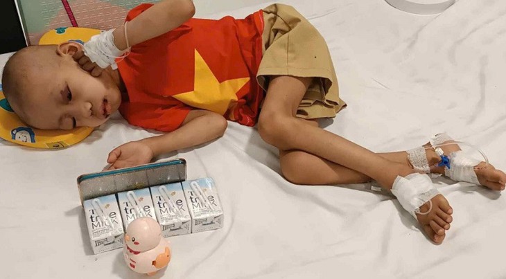 Tình cảm của bạn đọc đến với gia đình bé trai bị ung thư máu ở Thái Nguyên- Ảnh 1.