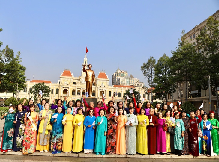 3.000 người đồng diễn áo dài trên phố đi bộ Nguyễn Huệ- Ảnh 10. 3.000 người đồng diễn áo dài trên phố đi bộ Nguyễn Huệ- Ảnh 10.