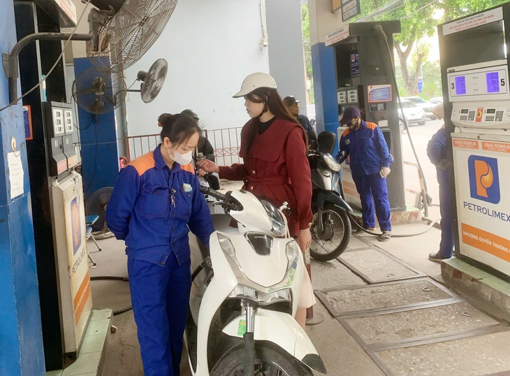 Bộ Công thương đề xuất doanh nghiệp bán lẻ được tự quyết giá xăng dầu- Ảnh 2. Bộ Công thương đề xuất doanh nghiệp bán lẻ được tự quyết giá xăng dầu- Ảnh 2.