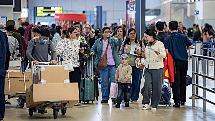 Giá nhiên liệu tăng, ngành hàng không đề xuất thu phụ phí vào giá vé- Ảnh 2. Giá nhiên liệu tăng, ngành hàng không đề xuất thu phụ phí vào giá vé- Ảnh 2.