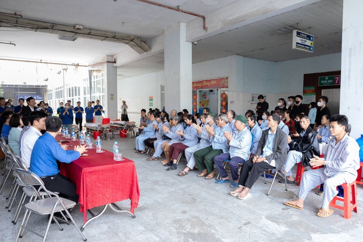 Hơn 200 bệnh nhân được cắt tóc, gội đầu miễn phí ngay tại bệnh viện- Ảnh 2.