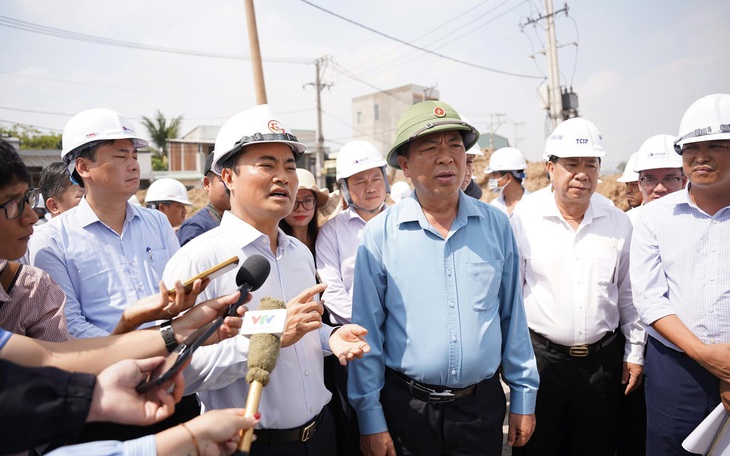 Bộ trưởng Bộ Xây dựng yêu cầu nhà thầu đẩy nhanh tiến độ các dự án trọng điểm tại TPHCM