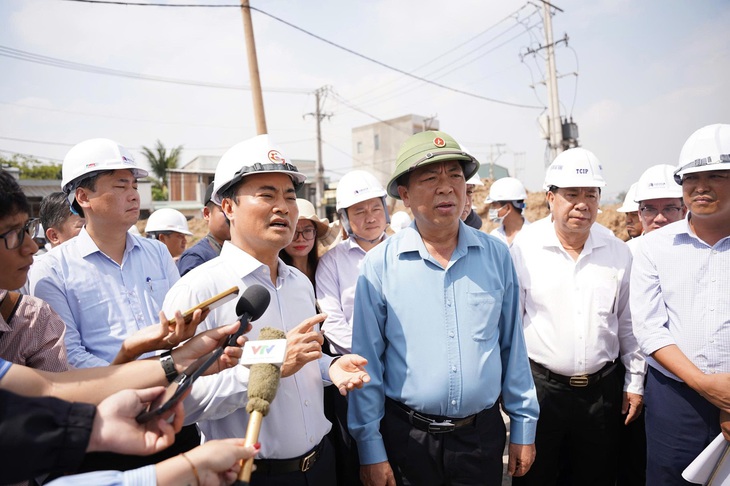 Bộ trưởng Bộ Xây dựng yêu cầu nhà thầu đẩy nhanh tiến độ các dự án trọng điểm tại TPHCM- Ảnh 1. Bộ trưởng Bộ Xây dựng yêu cầu nhà thầu đẩy nhanh tiến độ các dự án trọng điểm tại TPHCM- Ảnh 1.