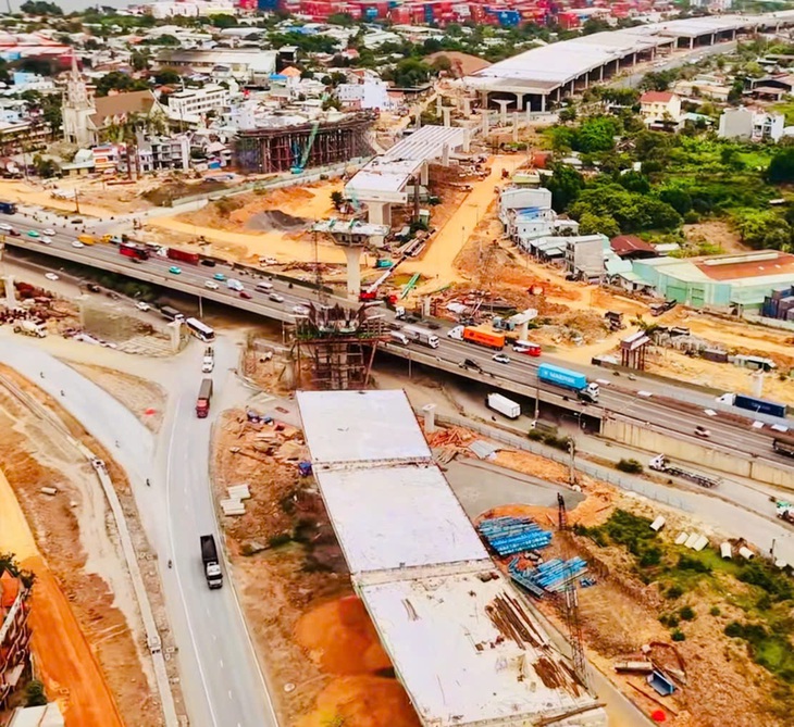 Bộ trưởng Bộ Xây dựng yêu cầu nhà thầu đẩy nhanh tiến độ các dự án trọng điểm tại TPHCM- Ảnh 2. Bộ trưởng Bộ Xây dựng yêu cầu nhà thầu đẩy nhanh tiến độ các dự án trọng điểm tại TPHCM- Ảnh 2.