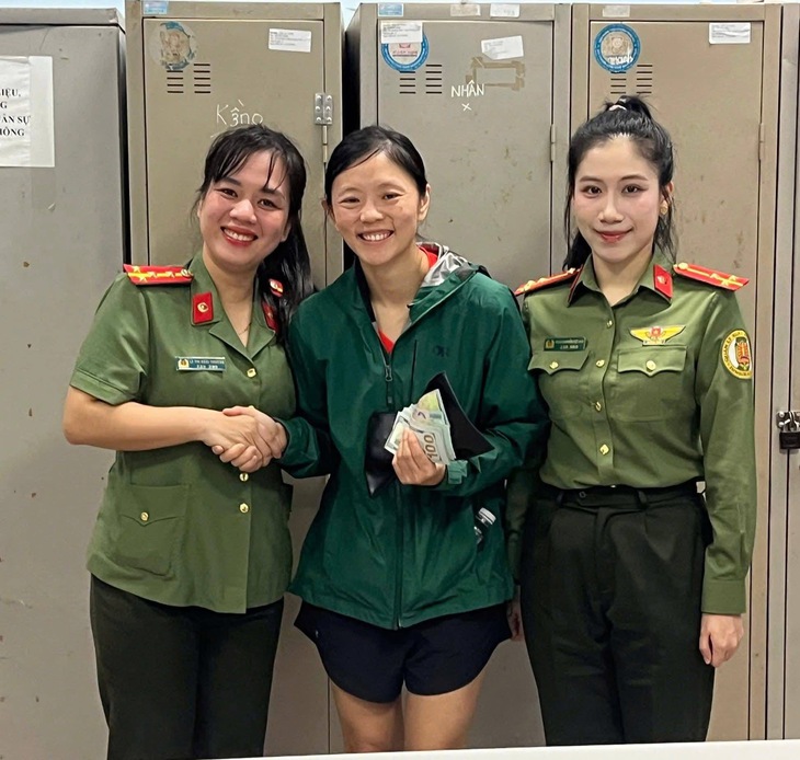 Du khách Mỹ bỏ quên ví chứa nhiều tiền ở sân bay Đồng Hới- Ảnh 1.