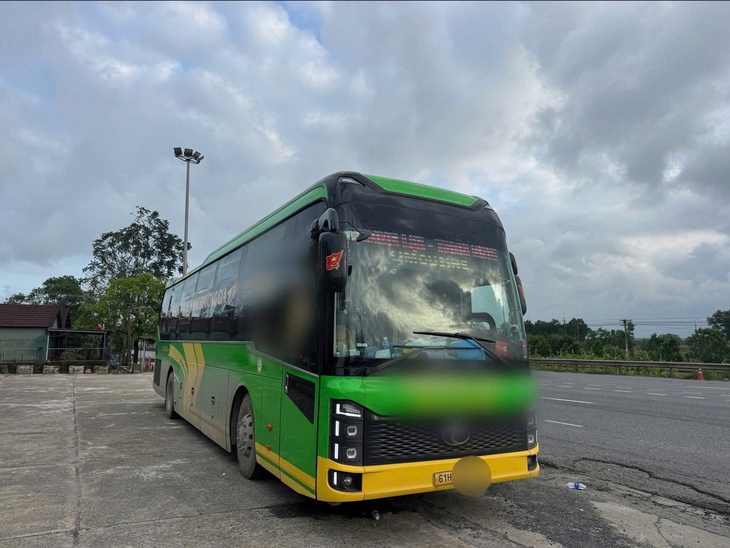 Phạt gần 200 triệu đồng xe khách 25 chỗ chở 53 người- Ảnh 2. Phạt gần 200 triệu đồng xe khách 25 chỗ chở 53 người- Ảnh 2.