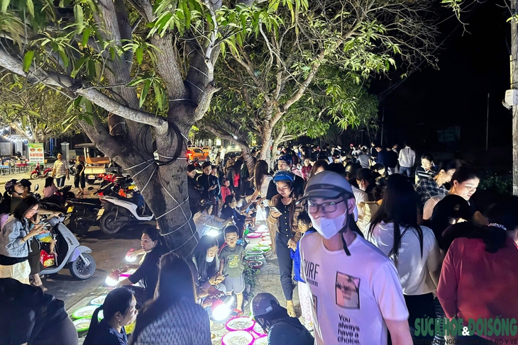 Chợ mực nháy đêm Cửa Lò: Bán không cân, khách vẫn nườm nượp- Ảnh 1.