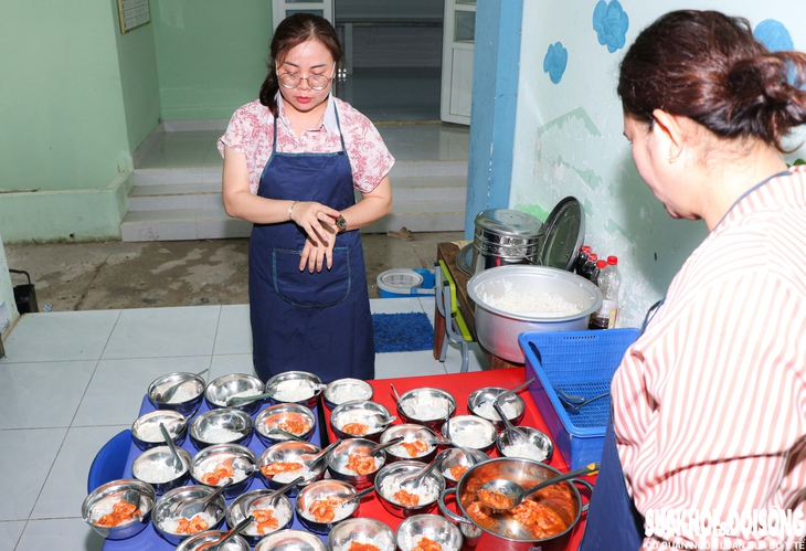 Hình ảnh ấn tượng về bữa ăn đầy đủ dinh dưỡng tại trường học phía Nam Khánh Hòa- Ảnh 2.