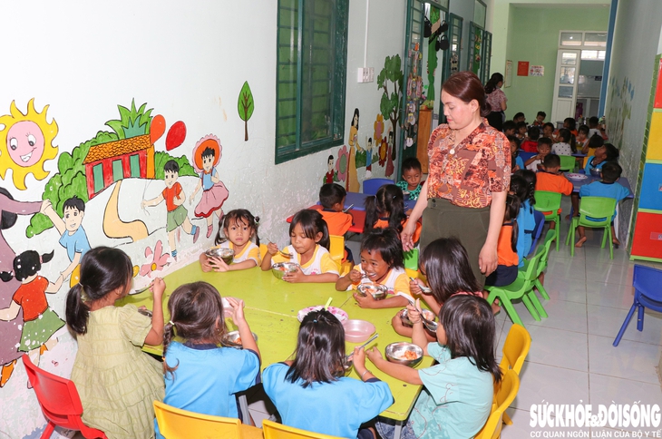 Hình ảnh ấn tượng về bữa ăn đầy đủ dinh dưỡng tại trường học phía Nam Khánh Hòa- Ảnh 4.
