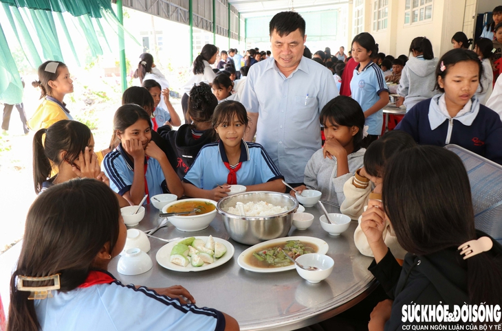 Hình ảnh ấn tượng về bữa ăn đầy đủ dinh dưỡng tại trường học phía Nam Khánh Hòa- Ảnh 8.
