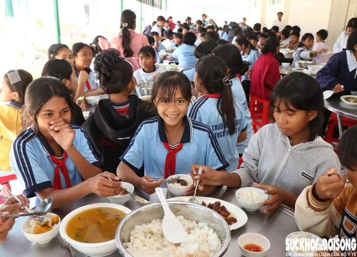 Hình ảnh ấn tượng về bữa ăn đầy đủ dinh dưỡng tại trường học phía Nam Khánh Hòa- Ảnh 9.