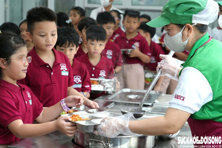 Hình ảnh ấn tượng về bữa ăn đầy đủ dinh dưỡng tại trường học phía Nam Khánh Hòa- Ảnh 1.