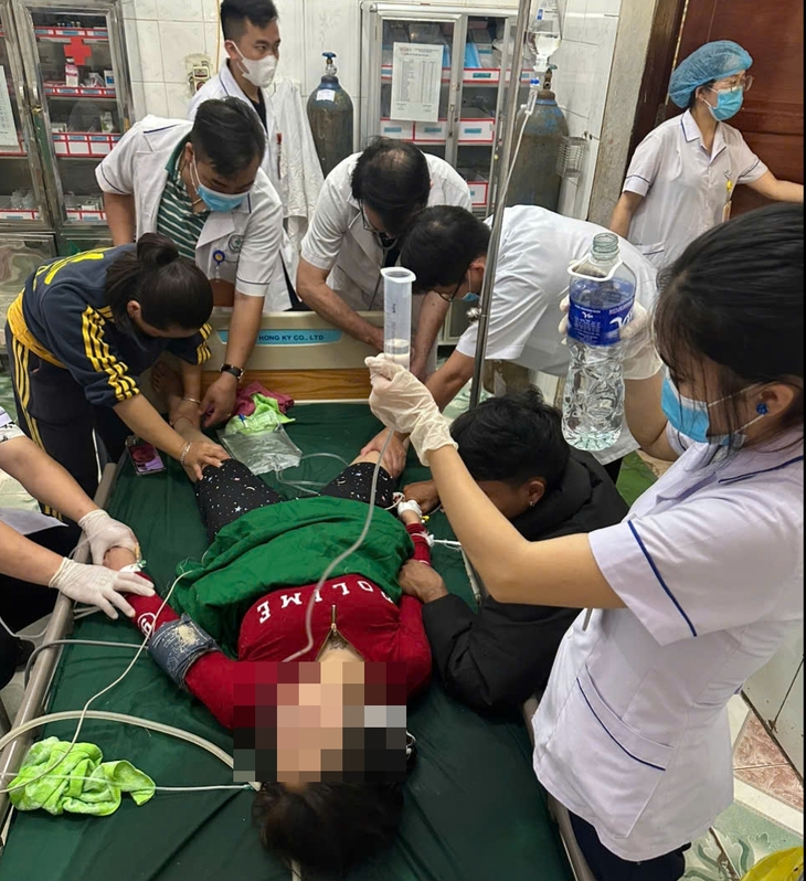 Cấp cứu thành công bệnh nhân ngộ độc lá ngón nguy kịch
- Ảnh 1.