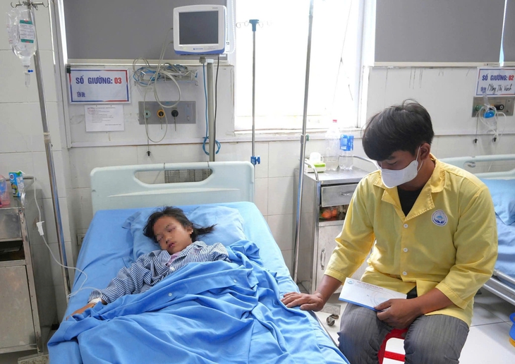 Bé gái 9 tuổi ở Thái Nguyên bị vùi lấp dưới mái nhà đổ, rất cần sự chung tay cứu giúp của cộng đồng- Ảnh 1. Bé gái 9 tuổi ở Thái Nguyên bị vùi lấp dưới mái nhà đổ, rất cần sự chung tay cứu giúp của cộng đồng- Ảnh 1.