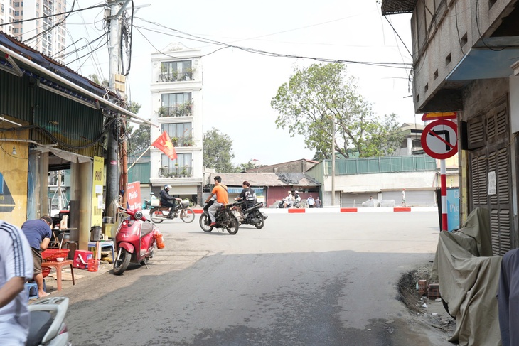 'Nhà siêu mỏng' khiến dự án hầm chui 778 tỉ đồng ở Hà Nội nguy cơ lỡ hẹn- Ảnh 5. 'Nhà siêu mỏng' khiến dự án hầm chui 778 tỉ đồng ở Hà Nội nguy cơ lỡ hẹn- Ảnh 5.