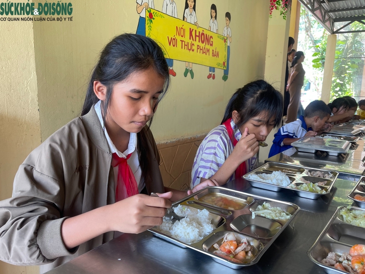 Vượt khó để học sinh vùng cao có những bữa cơm ngon, an toàn tại trường- Ảnh 11.
