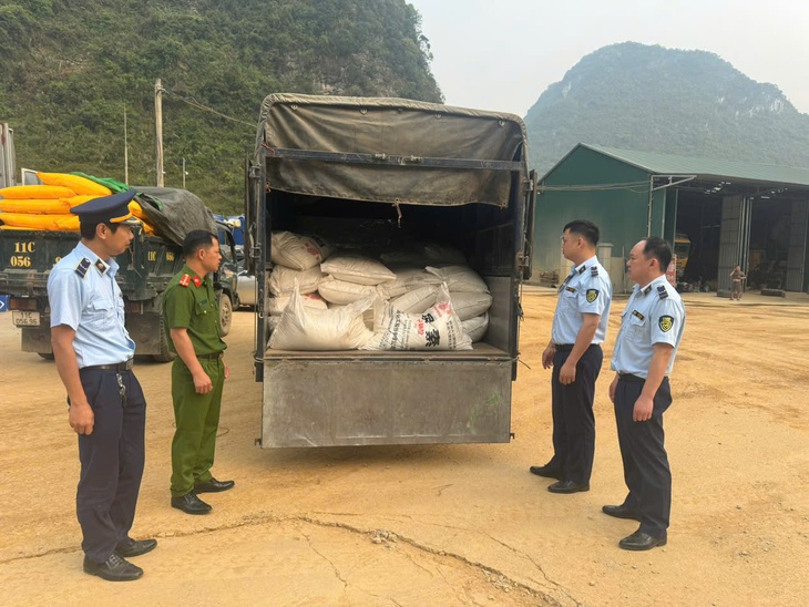 Thu giữ hơn 4 tấn phân bón không rõ nguồn gốc tại Cao Bằng- Ảnh 1.
